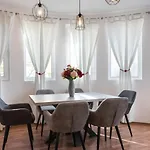 Daire White Elegance Center