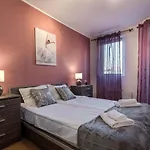 White Elegance Center Warna